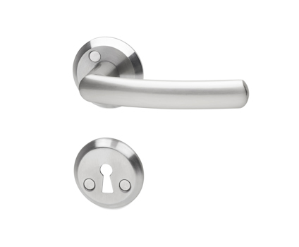 Dörrhandtag och nyckelskylt i borstad metall, enkel och modern design.