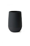 Svart, cylindrisk tandborstmugg med matt yta mot vit bakgrund.