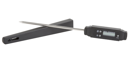 Digital termometer med svart plasthölje och lång metallspets, liggande bredvid ett skyddslock.