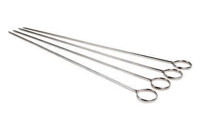 Fyra grillspett av metall med runda handtag, ligger parallellt på en vit bakgrund.