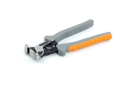 Grå och orange keramiktång med skarpa metallkäftar och ergonomiska handtag, liggande på en vit yta.