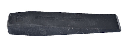 Svart, kilformad metallblock på vit bakgrund.