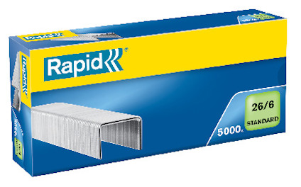 Förpackning med häftklamrar från märket Rapid, texten "26/6 STANDARD" och "5000" synlig.