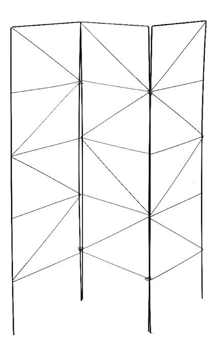 Svart metallspaljé med tre sektioner och geometriskt mönster, fristående mot vit bakgrund.