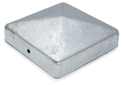 Metallisk, kvadratisk stolphatt med pyramidformad topp och liten rund öppning på sidan.
