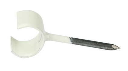 Vit ledningshållare i plast med en fästspik av metall.