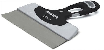 Handspackelverktyg med svart handtag och metallblad. Står "ANZA 20 CM" på bladet.