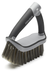 Tvätborste med två handtag i svart och grått, samt tätt sittande borst av hård typ.