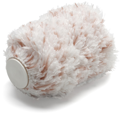 Vit fluffig rollerpensel med beige inslag och grå plastände.