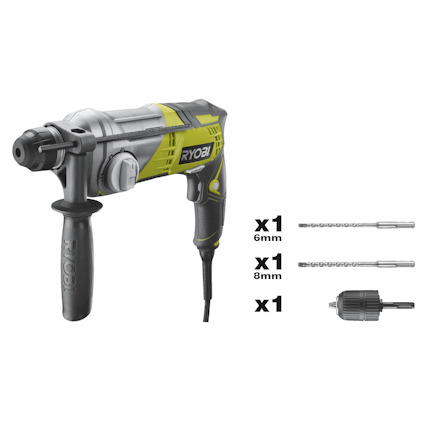 Borrhammare av märket RYOBI med gröna och svarta detaljer, två borrbits och en chuckadapter visas mot en vit bakgrund.