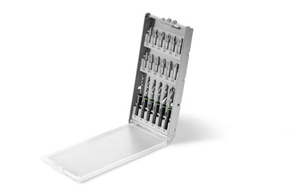 Öppen borrkassett med flera borr av olika storlekar och typer placerade i ett fodral med lock.