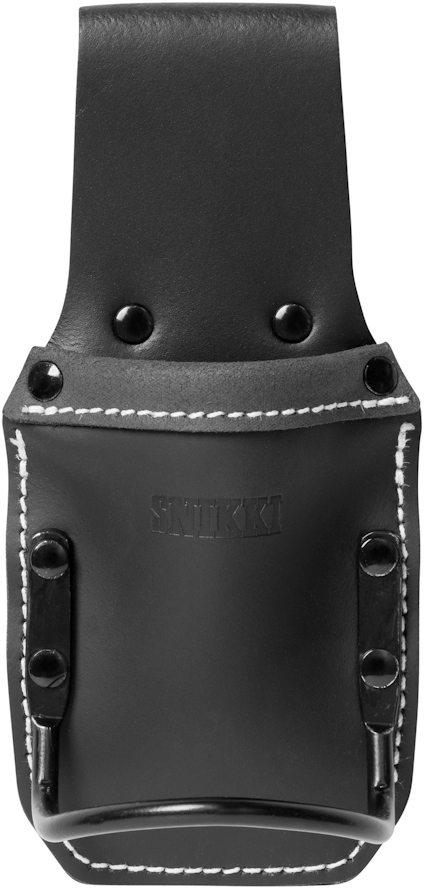 Svart läderhölster med vita sömmar och flera nitar, märkt "SNIKKI" på framsidan.