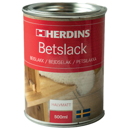 Röd burk med texten "HERDINS Betslack Halvmatt 500ml" och en svensk flagga på etiketten.