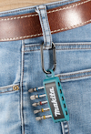 En skruvbitsuppsättning i hållare märkt "Makita" fastsatt på hällan av ett par jeans med karbinhake.