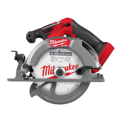 Röd och grå cirkelsåg med varumärket "Milwaukee" synligt på det silverfärgade bladskyddet.