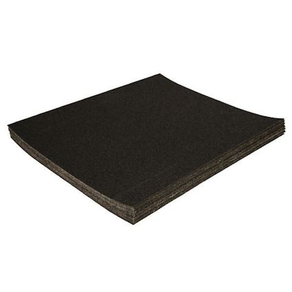 Bunt med svarta sandpapper ark på varandra i en vinkel.