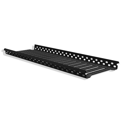 Svart takbrygga med perforerad yta och hål längs sidorna för säkerhet och stabilitet.