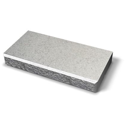 Rektangulär betongplatta i grå nyans med struktur på ytan.