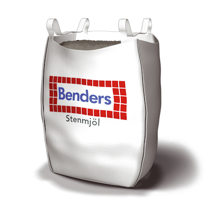 Vit storsäck med texten "Benders Stenmjöl" i blått och rött på framsidan, har fyra lyftöglor upptill.