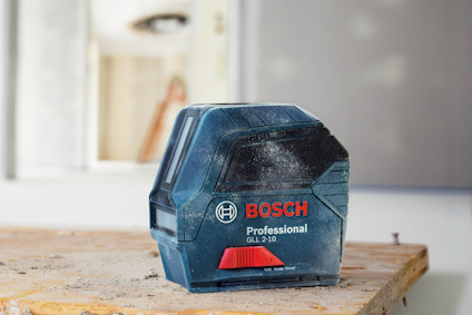 Bosch Professional GLL 2-10 laserverktyg på dammig yta.
