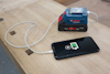 Telefon laddas av Bosch ProCORE 18V batteri via kabel på träbord.