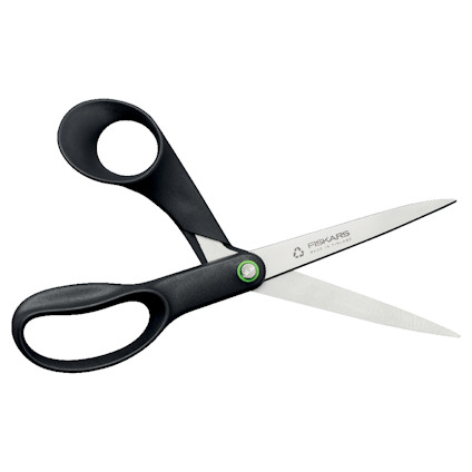 Sax med svart plasthandtag och silverfärgade blad. "Fiskars" och återvinningssymbol tryckta på bladen.