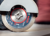Närbild av Bosch X-LOCK vinkelslip med en diamantklinga.
