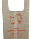 Transparent påse med text och illustration av plastdunkar. Text: "Hårda plastförpackningar: t ex plastdunkar, fat, burkar, hinkar, bobiner, trummor,