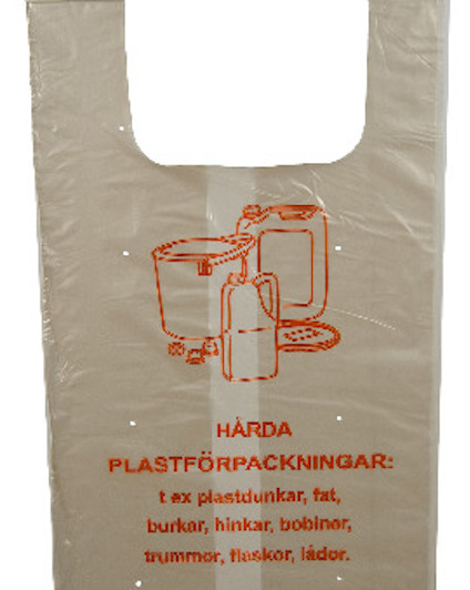 Transparent påse med text och illustration av plastdunkar. Text: "Hårda plastförpackningar: t ex plastdunkar, fat, burkar, hinkar, bobiner, trummor,
