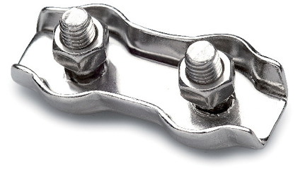 Metallfäste med två bultar och muttrar, glänsande yta och vågformad kant.