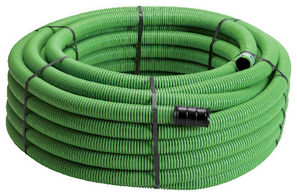 Grön ribbad kabelslang upprullad i en stor cirkel, säkrad med svarta plastband.