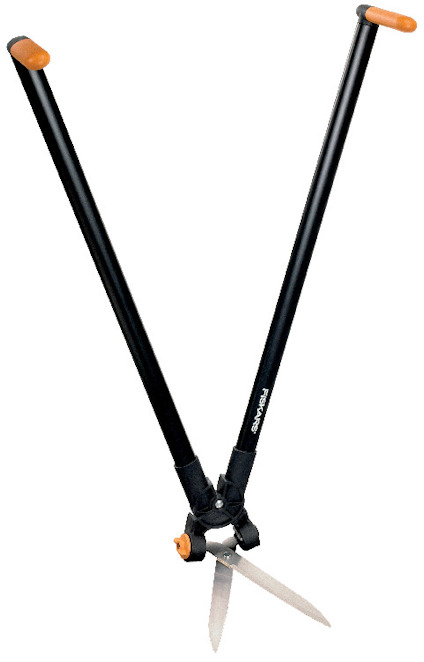 Grässax med långa svarta handtag och orangea detaljer, tillverkad av Fiskars.