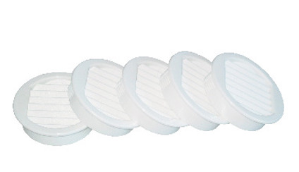 Fem vita, runda ventilationsgaller i plast ligger bredvid varandra.