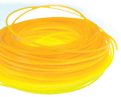 Gul rulle av trimmertråd i plast som ligger löst upplindad.