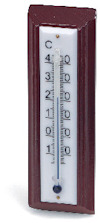 Termometer med trä- och plastdetaljer, visar Celsius-skala. mörkbrun ram med vit bakgrund.