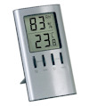 Digital hygrometer i silver, visar 83% luftfuktighet och 23,8°C med tre knappar för inställningar.
