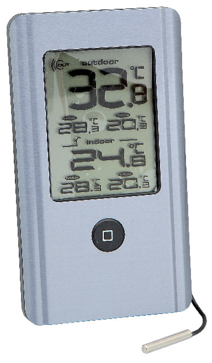 Digital termometer med metallfinish och display som visar temperaturer för både utomhus och inomhus, samt en sladdansluten sensor.