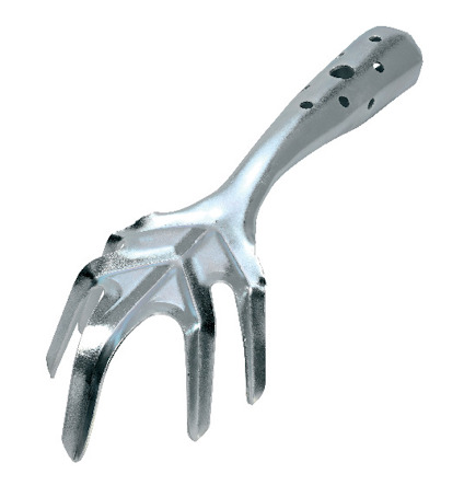En silverfärgad handhållen rensjärn med fyra tänder och hål i handtaget.
