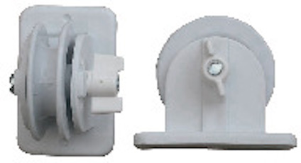 Två vita plastkomponenter med rundade former och synliga muttrar.