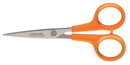 Orange sax med rostfritt stålblad och texten "FISKARS STAINLESS FINLAND" på bladet.