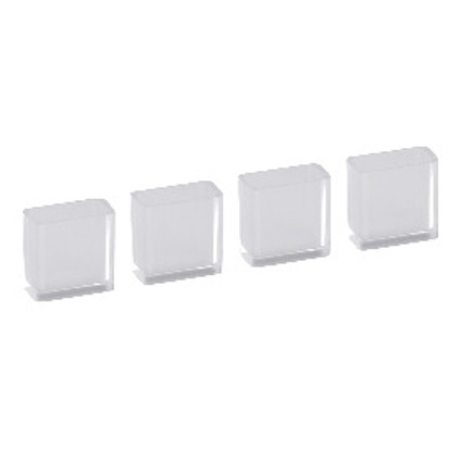 Fyra transparenta fyrkantiga skyddsfötter i plast, placerade på rad.