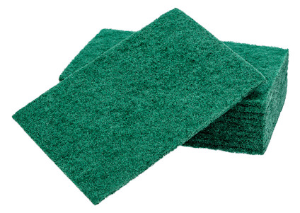 Gröna skurmedelspads i rektangulär form, staplade i två högar.