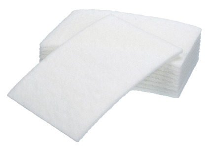 Vita skurnylonpads staplade i en hög.