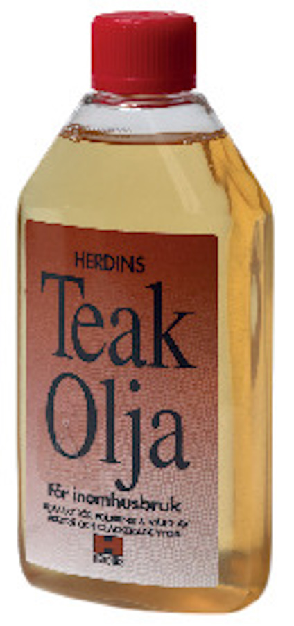 Flaska med röd kork och etiketten "Herdins Teak Olja För inomhusbruk". Innehåller gul olja.