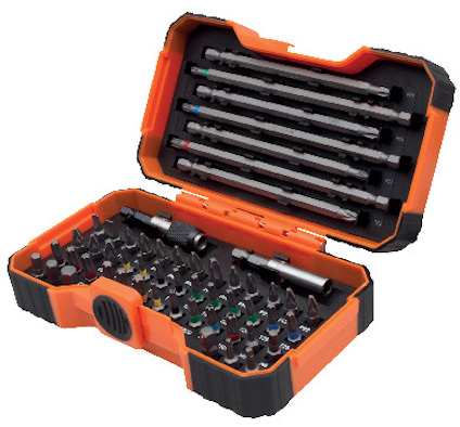 Orange verktygslåda innehållande olika skruvbits och förlängningar, organiserade i fack.