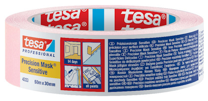 Rosa och blå rulle av Tesa maskeringstejp med etiketttext på flera språk och illustrerade användningsinstruktioner.