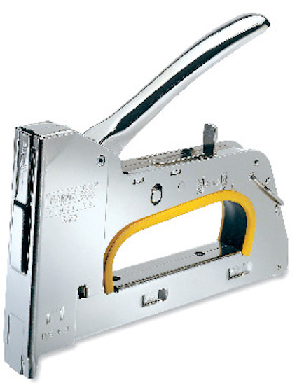Kraftig häftpistol i metall med ergonomiskt handtag, märkning "Rapid R30E" och öppning för häfthäftning.