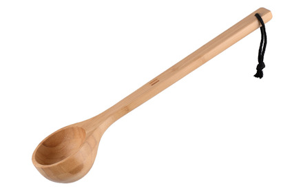 Bastuskopa i bambu med långt handtag och svart snöre för upphängning.