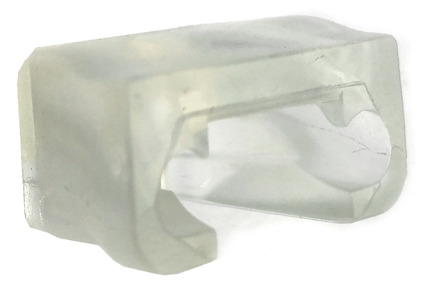 Genomskinlig plastkomponent med rektangulär form och öppning på ena sidan.