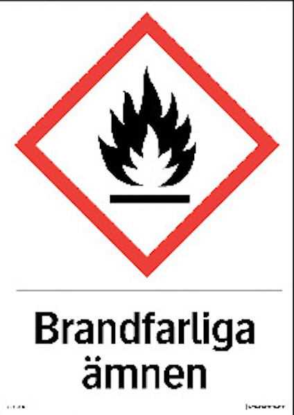 Vit skylt med en röd romb innehållande en svart flamma. Texten "Brandfarliga ämnen" syns under.